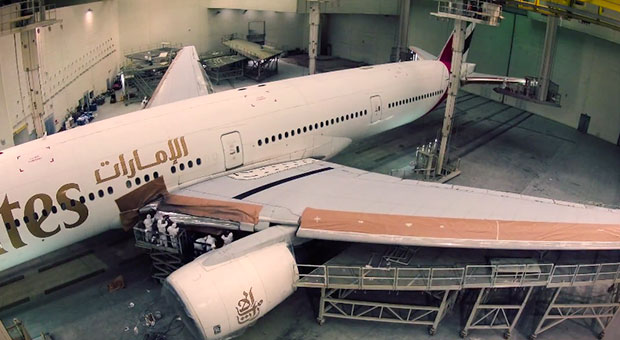 Timelapse Painting of an Emirates Boeing 777